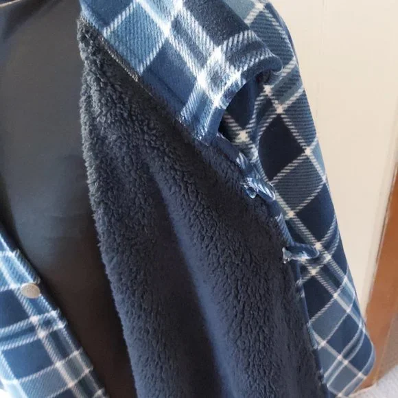 Cape - Picture 4 of 4